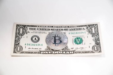 Bir Doları arka planda bir gümüş bitcoin. İş kavramı. Üstten Görünüm.