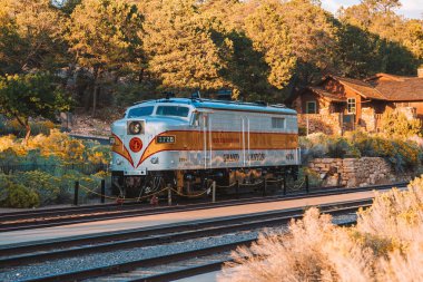 Büyük Kanyon demiryolu tren. Büyük Kanyon Köyü'nde bir durağı. Amerika Birleşik Devletleri. 10 Nisan 2017.