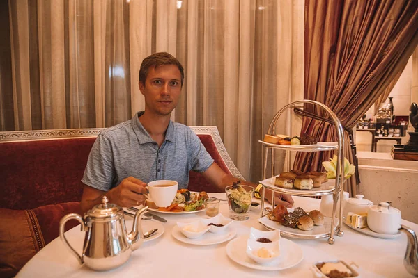 Young Man Sitting Afternoon Tea London — Stock Photo, Image