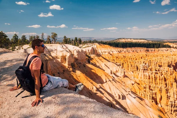 Молодий Чоловік Сидів Мальовничим Видом Чудових Червоного Пісковика Hoodoos Каньйон — стокове фото