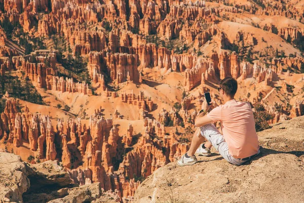 Jovem Sentado Lado Vista Panorâmica Deslumbrantes Hoodoos Arenito Vermelho Bryce — Fotografia de Stock