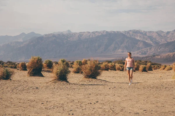 Hermosa Chica Explorando Caminando Por Desierto Del Valle Muerte Medio — Foto de Stock