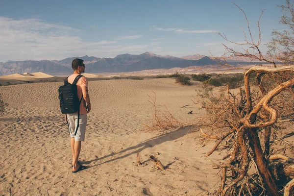 Jovem Explorando Vale Morte Caminhando Pelo Deserto Dunas Nevada Califórnia — Fotografia de Stock