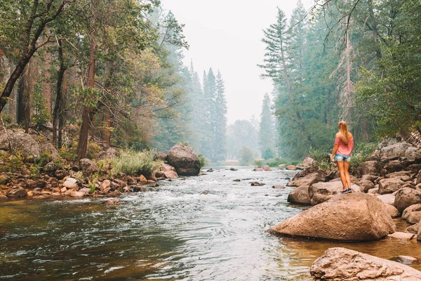 Niña Explorando Haciendo Senderismo Parque Nacional Yosemite Cerca California Junto —  Fotos de Stock