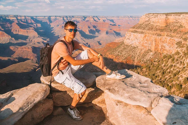 Молодий Чоловік Сидів Мальовничим Видом Чудових Червоного Пісковика Hoodoos Каньйон — стокове фото