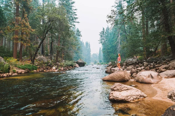 Junges Mädchen Erkundet Und Wandert Yosemite Nationalpark Der Nähe Von — Stockfoto