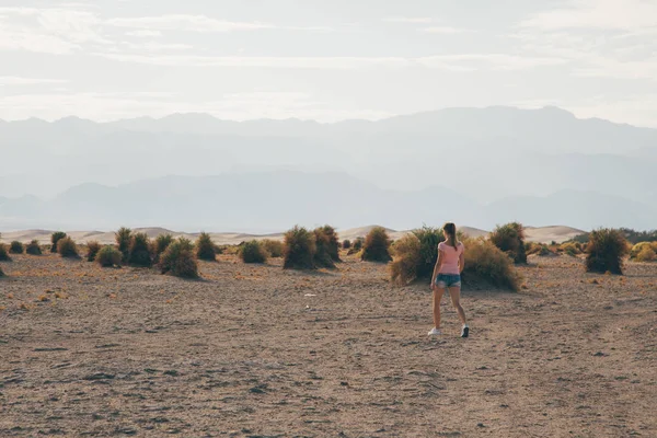 Hermosa Chica Explorando Caminando Por Desierto Del Valle Muerte Medio — Foto de Stock