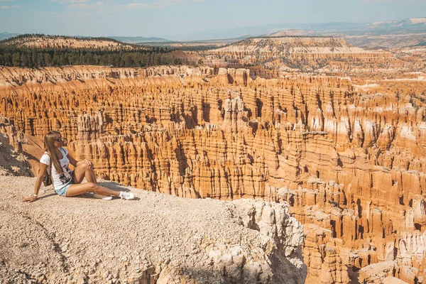 Młoda Dziewczyna Zwiedzania Bryce Canyon Piesze Wycieczki Dół Klify Pomarańczowy — Zdjęcie stockowe