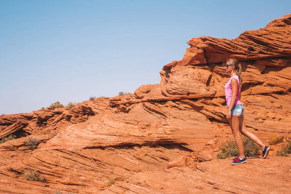 Молода Дівчина Йде Вниз Кінь Взуття Вигин Скелі Гранд Каньйон — стокове фото