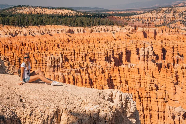 Młoda Dziewczyna Zwiedzania Bryce Canyon Piesze Wycieczki Dół Klify Pomarańczowy — Zdjęcie stockowe
