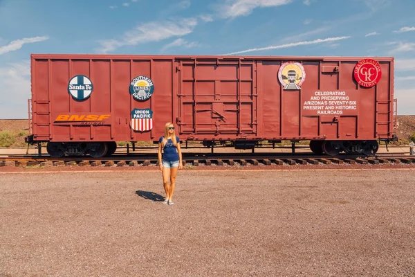 Young Girl Exploring Williams Town Grand Canyon Route Town Train — Stock Photo, Image