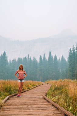 Keşfetmek ve göller ormanlar ve dağlarla, Yosemite Milli Parkı yakınındaki California yürüyüş ve genç kız