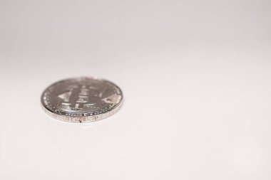 Kağıt arka plan kopya için oda ile birlikte üzerinde gümüş bitcoin. Fotoğraf (sanal para). Yeni Kripto para sikke.