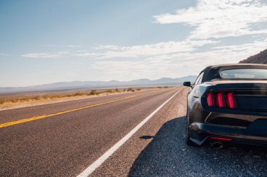 Ölüm Vadisi Nevada siyah bir Ford Mustang Gt sürüş. İnanılmaz yol yolculuk macera. 10 Ağustos 2017, ABD.. 