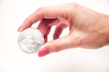 Bir elinde gümüş bitcoin. Fotoğraf (sanal para). Yeni Kripto para sikke.