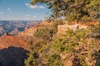 Genç kız Bryce Canyon keşfetmek. Turuncu kayalıklardan hiking. Güzel doğa. 