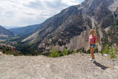 Keşfetmek ve göller ormanlar ve dağlarla, Yosemite Milli Parkı yakınındaki California yürüyüş ve genç kız