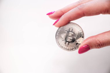 Bir elinde gümüş bitcoin. Fotoğraf (sanal para). Yeni Kripto para sikke.