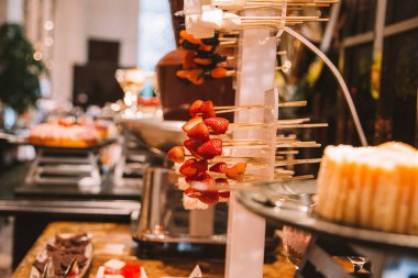 Öğleden sonra çay töreni. Tatlılar ve atıştırmalıklar şık lüks Avalon otel Singapur İngiliz geleneksel çay. 10 Nisan 2017.