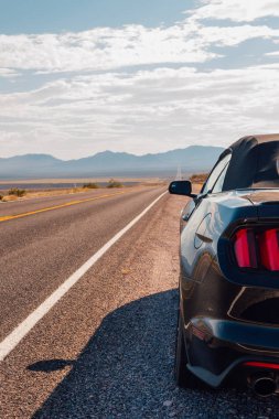 Ölüm Vadisi Nevada siyah bir Ford Mustang Gt sürüş. İnanılmaz yol yolculuk macera. 10 Ağustos 2017, ABD..