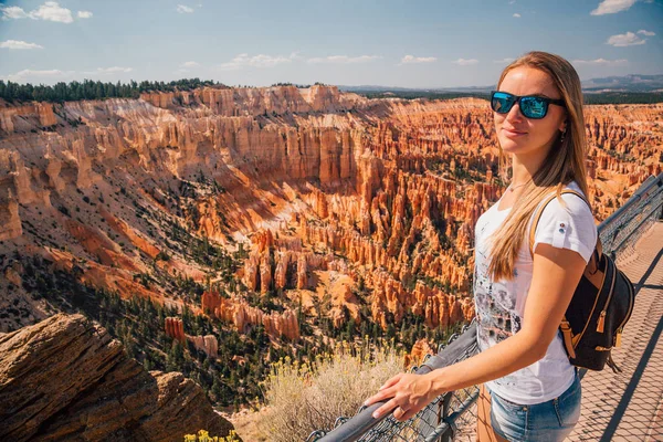 Young Girl Exploring Bryce Canyon Hiking Orange Cliffs Beautiful Nature — Stock Photo, Image