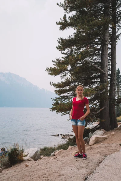 Молода Дівчина Вивчення Походи Національному Парку Йосеміті Біля Каліфорнії Озер — стокове фото
