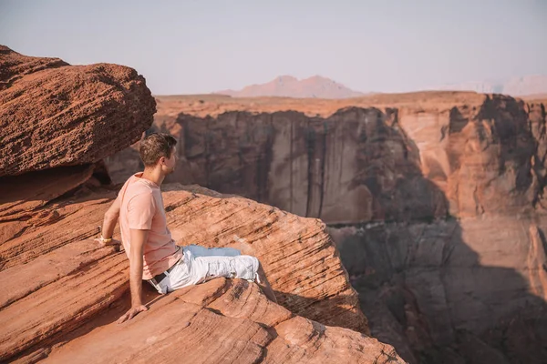 Νεαρός Άνδρας Κάθεται Στην Άκρη Του Γκρεμού Στο Grand Canyon — Φωτογραφία Αρχείου