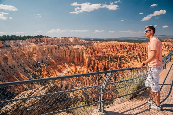 Молодий Чоловік Сидів Мальовничим Видом Чудових Червоного Пісковика Hoodoos Каньйон — стокове фото