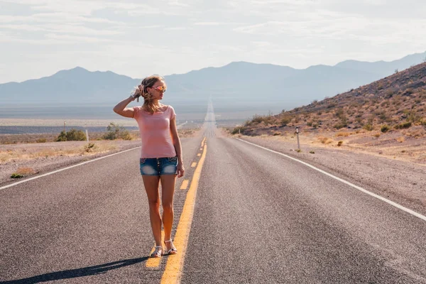 Menina Andando Pela Estrada Interminável Pelo Vale Morte Nos Eua — Fotografia de Stock