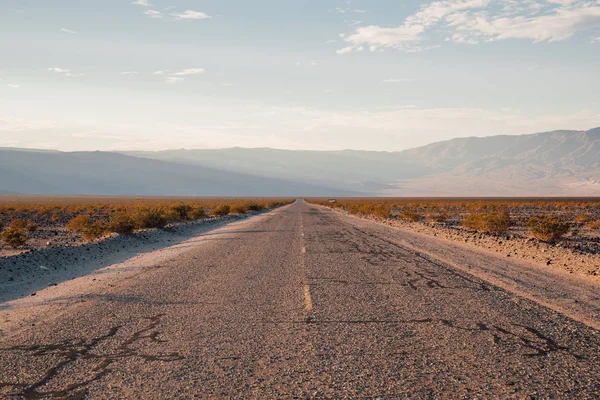 Eine Gerade Straße Death Valley Nationalpark Frühen Morgen Sommer — Stockfoto