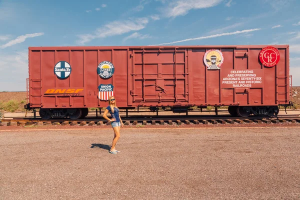 Young Girl Exploring Williams Town Grand Canyon Route Town Train — Stock Photo, Image