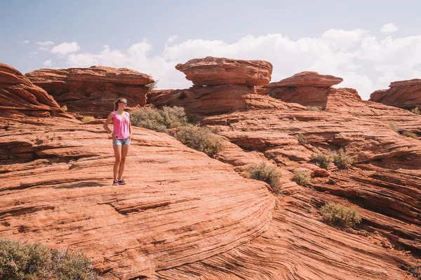 Rapariga Caminhando Pelas Falésias Sapato Cavalo Grand Canyon — Fotografia de Stock