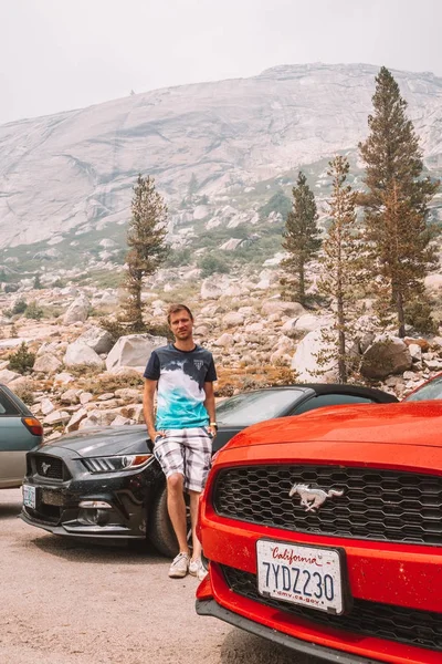 Μαύρο Ford Mustang Ταξιδεύουν Μέσα Από Εθνικό Πάρκο Γιοσέμιτι Καλιφόρνια — Φωτογραφία Αρχείου