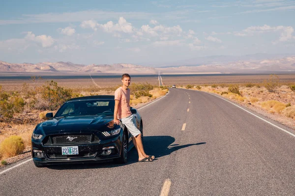 Jonge Man Staande Door Ford Mustang Convertible Aan Zijkant Van — Stockfoto