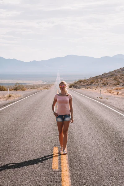 Menina Andando Pela Estrada Interminável Pelo Vale Morte Nos Eua — Fotografia de Stock