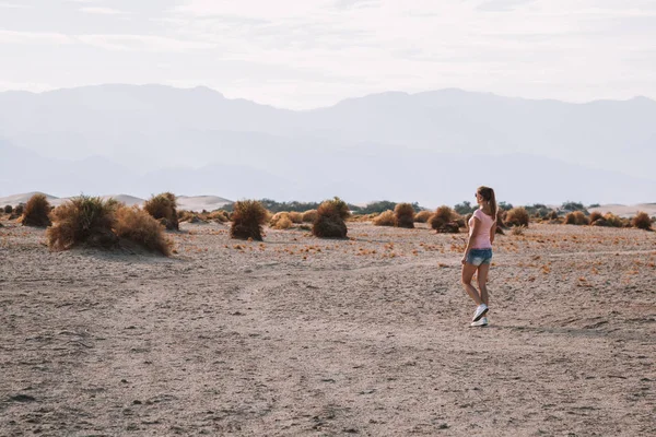Menina Bonita Explorando Caminhando Pelo Deserto Vale Morte Meio Grandes — Fotografia de Stock