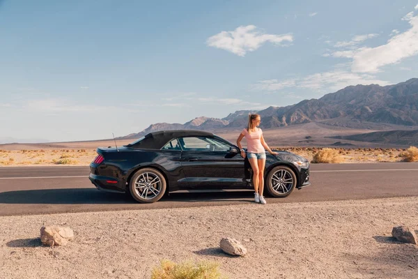 Rapariga Junto Ford Mustang Preto Conversível Lado Estrada Nevada Eua — Fotografia de Stock