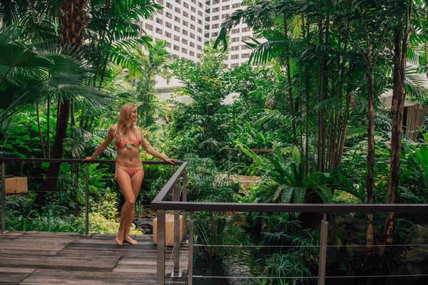 Kobieta Stoi Tropikalnym Ogrodzie Hotelu Grand Hyatt Singapore — Zdjęcie stockowe