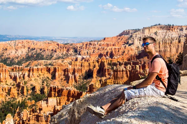 Młody Człowiek Siedzi Skraju Klifu Grand Canyon Patrząc Przyszłość Swojego — Zdjęcie stockowe