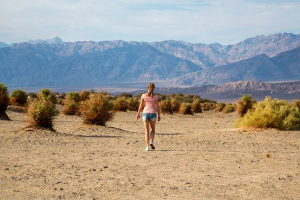 Hermosa Chica Explorando Caminando Por Desierto Del Valle Muerte Medio — Foto de Stock