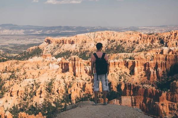 Jovem Que Está Lado Vista Panorâmica Deslumbrantes Hoodoos Arenito Vermelho — Fotografia de Stock