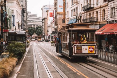 Klasik teleferik veya yapım klasik u San Francisco sokaklarında tramvaya yön, ABD. 20 Ağustos 2017.