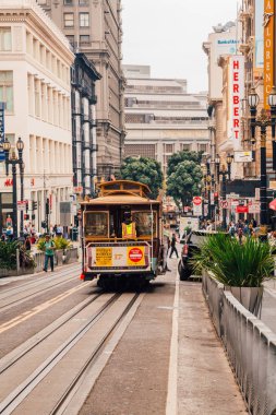 Klasik teleferik veya yapım klasik u San Francisco sokaklarında tramvaya yön, ABD. 20 Ağustos 2017.