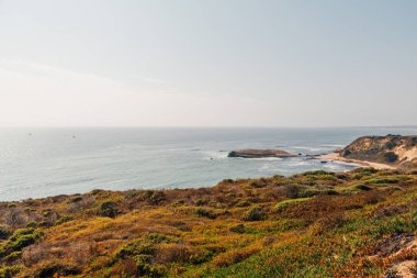 San Francisco yakınındaki inanılmaz uçurum kum kıyı şeridi. Güzel plaj California kayalıklarla yanında.