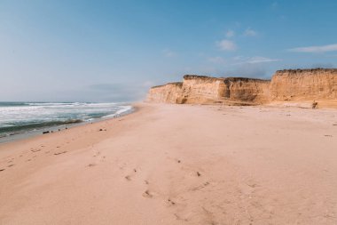 San Francisco yakınındaki inanılmaz uçurum kum kıyı şeridi. Güzel plaj California kayalıklarla yanında.