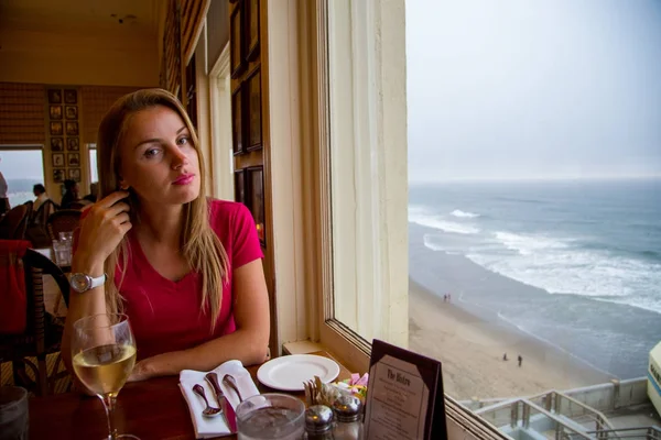Дівчина Сидить Біля Вікна Видом Океан Ресторані Cliff Будинку Сан — стокове фото