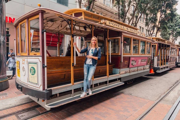 Niña Conduciendo Teleférico San Francisco Por Borde Cabaña Abril 2017 — Foto de Stock