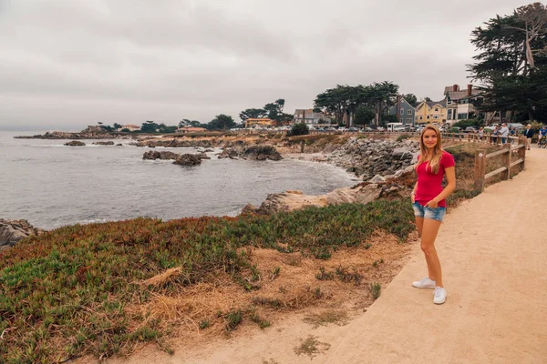 Young Girl Walking Coastline Monterey City California Usa — Stock Photo, Image