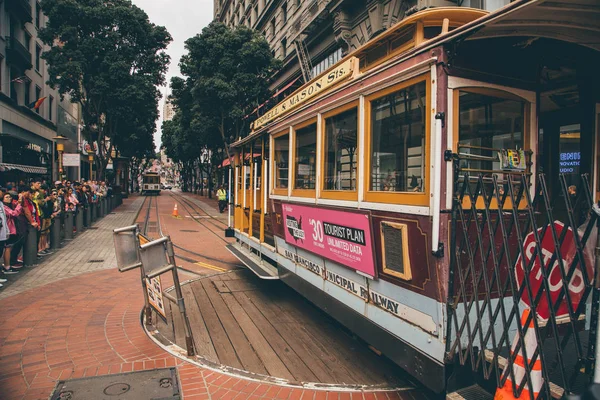 Teleférico Clásico Tranvía Las Calles San Francisco Haciendo Giro Clásico — Foto de Stock