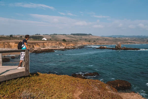 Joven Hombre Pie Borde Del Muelle Por Costa Californiana Mirando — Foto de Stock